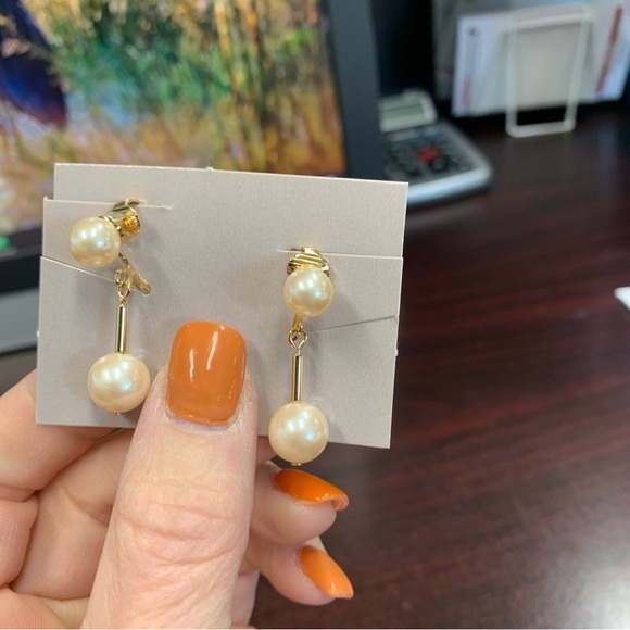 Avon “Cashmere” Goldtone and Pearl Drop clip Earrings. NIB 1987 - Picture 2 of 6